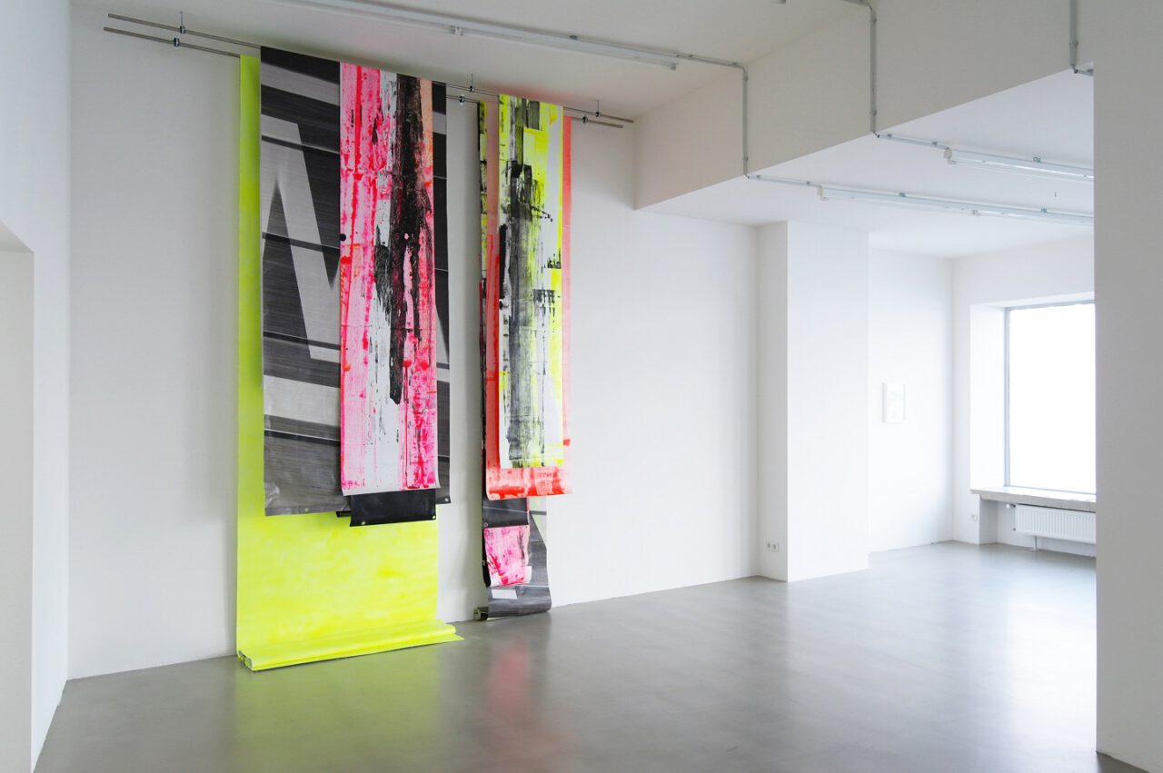 05_Franziska Hünig, INSTALL_19_1, 2019, Galerie Rupert Pfab, Acryl auf Werbeplanen, Metallstangen, 400x380x30cm_kl